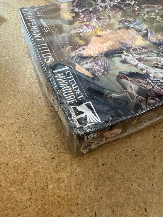 Warhammer 40,000 Space Marines: Lieutenant Titus (Damaged Box 5% OFF)